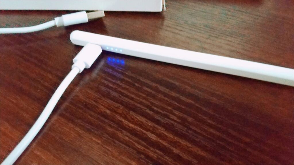 KINGONEタッチペンの充電ランプ部分。電源の入れ方や光る面の位置が分かるように撮影した画像。