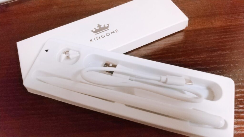 KINGONEタッチペンの本体デザイン。軽量で細い1mm極細ペン先と、シンプルで高級感のあるホワイトボディが特徴。